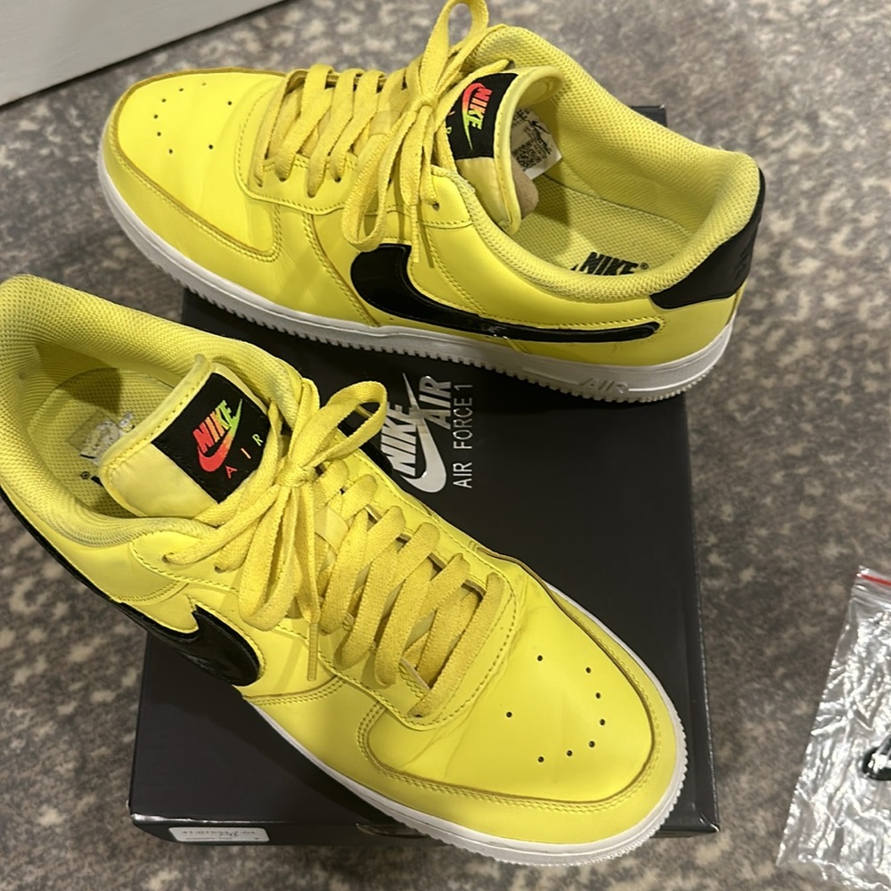 NIKE AIR FORCE 1 LV8 3 SIZE 10.5 MENS SNEAKERS BRIGHT YELLOW - Picture 2 of 16